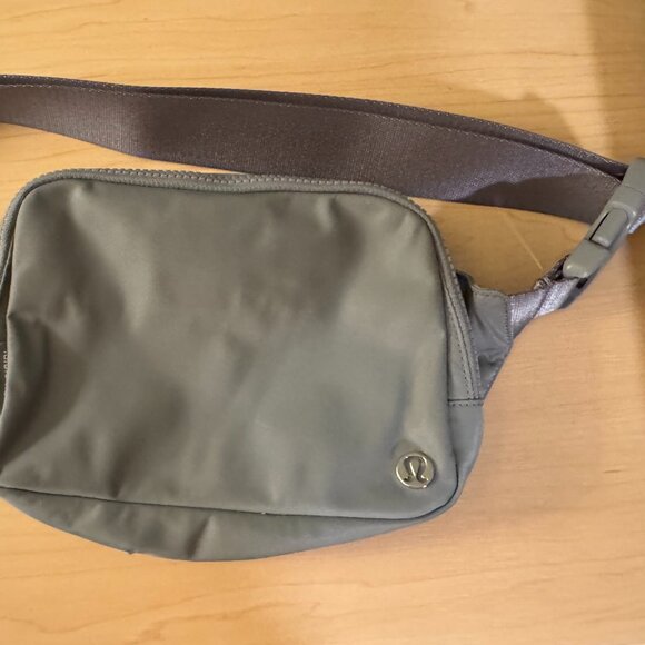 Lululemon Gray Waist Bag Lightwe Nylon Everyday On-the-Go Style - Picture 4 of 7